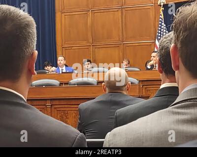 Rayburn House Office Building, 45 Independence Ave, Washington DC, 20515. 26 luglio 2023. Di fronte alla dura resistenza della difesa e della comunità intel, il Comitato per la sorveglianza giura in importanti ex testimoni del Pentagono e militari, mentre rivelano nuove informazioni sui fenomeni aerei non identificati (UAP) e lo stoccaggio nascosto di imbarcazioni UFO da parte delle agenzie del governo degli Stati Uniti -- per ottenere un vantaggio geopolitico strategico. Credito: ©Julia Mineeva/EGBN TV News/Alamy Live News Foto Stock