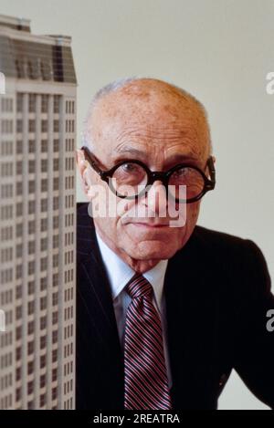 Philip Johnson è stato un architetto statunitense noto soprattutto per le sue opere di architettura moderna e postmoderna. Tra i suoi disegni più noti ci sono la sua Glass House modernista a New Canaan, Connecticut; il postmoderno 550 Madison Avenue a New York, progettato per AT&T; il 190 South la Salle Street a Chicago; il Sculpture Garden del Museum of Modern Art; e il Padiglione precolombiano a Dumbarton Oaks. Nel suo necrologio del 2005, il New York Times scrisse che le sue opere erano ampiamente considerate tra i capolavori architettonici del XX secolo. Fotografia di Bernard Gotfryd Foto Stock