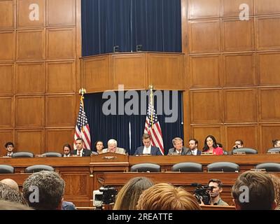 Rayburn House Office Building, 45 Independence Ave, Washington DC, 20515. 26 luglio 2023. Di fronte alla dura resistenza della difesa e della comunità intel, il Comitato per la sorveglianza giura in importanti ex testimoni del Pentagono e militari, mentre rivelano nuove informazioni sui fenomeni aerei non identificati (UAP) e lo stoccaggio nascosto di imbarcazioni UFO da parte delle agenzie del governo degli Stati Uniti -- per ottenere un vantaggio geopolitico strategico. Credito: ©Julia Mineeva/EGBN TV News/Alamy Live News Foto Stock