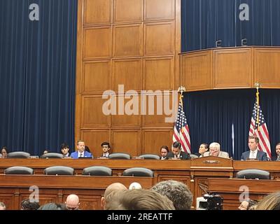 Rayburn House Office Building, 45 Independence Ave, Washington DC, 20515. 26 luglio 2023. Di fronte alla dura resistenza della difesa e della comunità intel, il Comitato per la sorveglianza giura in importanti ex testimoni del Pentagono e militari, mentre rivelano nuove informazioni sui fenomeni aerei non identificati (UAP) e lo stoccaggio nascosto di imbarcazioni UFO da parte delle agenzie del governo degli Stati Uniti -- per ottenere un vantaggio geopolitico strategico. Credito: ©Julia Mineeva/EGBN TV News/Alamy Live News Foto Stock