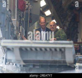 Royal Air Force Fairford, Fairford, Gloucestershire, Inghilterra, 14 luglio 2023. Prince George of Wales alza la rampa del Boeing C-17A Globemaster III ZZ177 della Royal Air Force con William, Prince of Wales che osserva durante il Royal International Air Tattoo 2023, Royal Air Force Fairford. (Immagine di credito: ©Cody Froggatt/Alamy Live News) Foto Stock