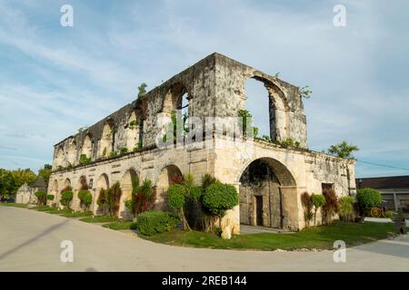 Costruito negli anni '1860 con pietre coralline, per ospitare le truppe spagnole, ma mai completato. In una posizione pittoresca, in stile spagnolo, con molti archi, un maggiore Foto Stock