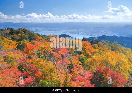 Foglie autunnali sul Monte Hieizan e l'area urbana di Otsu Foto Stock