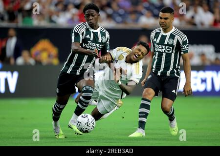 Houston, Texas, Stati Uniti. 26 luglio 2023. L'attaccante del Real Madrid Rodrygo (11, bianco) è stato colpito dal centrocampista del Manchester United FC Kobbie Mainoo (37) durante la prima metà della partita del Soccer Champions Tour tra il Manchester United FC e il Real Madrid CF all'NRG Stadium di Houston, Texas, il 26 luglio 2023. (Immagine di credito: © Erik Williams/ZUMA Press Wire) SOLO USO EDITORIALE! Non per USO commerciale! Foto Stock