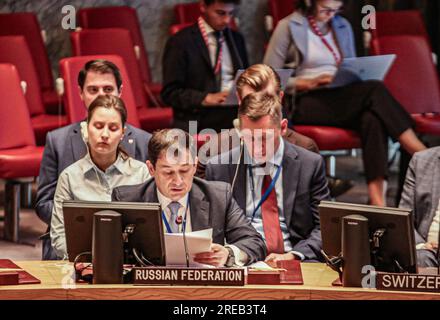 New York, New York, USA. 26 luglio 2023. Vice russo delle Nazioni Unite L'ambasciatore DMITRY POLYANSKY interviene durante una riunione del Consiglio di sicurezza delle Nazioni Unite convocata per discutere dei recenti attacchi di Mosca al porto chiave di Odesa subito dopo il suo rifiuto di estendere l'iniziativa per il grano del Mar Nero. La rabbia si intensificò dalla Russia verso l'Ucraina e i suoi sostenitori occidentali, poiché consentiva solo due oratori durante l'incontro e proibiva un terzo arcivescovo Gideon della Chiesa ortodossa Ucraina. POLYANSKY ha dichiarato il rifiuto del consiglio di consentire all'arcivescovo di parlare un esempio "egregio" di due pesi e due misure Foto Stock