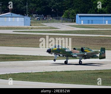 UN U.S. Air Force A-10C Thunderbolt II decolla presso l'aeroporto della contea di Muskegon a Muskegon, Michigan, il 9 luglio 2023. L'A-10 è un aereo di supporto aereo ravvicinato, che supporta le forze terrestri dell'esercito, della Marina, della Marina e della coalizione impegnate con il nemico. (STATI UNITI Foto dell'aeronautica militare del sergente dello staff Nicholas Ross) Foto Stock