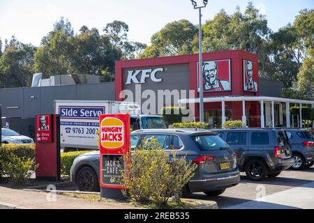 KFC Kentucky Fried Chicken Restaurant e insegna per Hungry Jacks Restaurant, Warriewood, Sydney, New South Wales, Australia Foto Stock