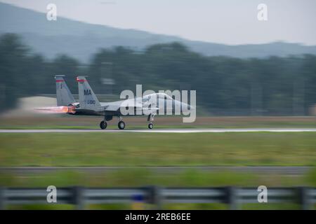 Cadetti e membri della Civil Air Patrol visitano il 104th Fighter Wing durante un tour base il 21 luglio 2023, alla Barnes Air National Guard base, Massachusetts. I tour di base offrono ai membri del pubblico la possibilità di conoscere la missione 104FW da parte degli avieri in vari campi di carriera. (STATI UNITI Air National Guard foto di Randy Burlingame) Foto Stock