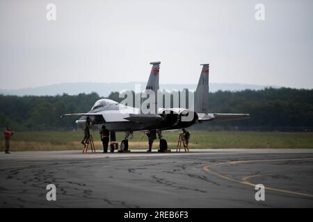 Cadetti e membri della Civil Air Patrol visitano il 104th Fighter Wing durante un tour base il 21 luglio 2023, alla Barnes Air National Guard base, Massachusetts. I tour di base offrono ai membri del pubblico la possibilità di conoscere la missione 104FW da parte degli avieri in vari campi di carriera. (STATI UNITI Air National Guard foto di Randy Burlingame) Foto Stock