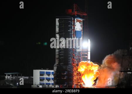 Xichang. 27 luglio 2023. Un gruppo di satelliti con telerilevamento composto da tre satelliti trasportati da un lungo razzo vettore March-2D viene lanciato dal satellite Launch Center di Xichang nella provincia del Sichuan nella Cina sud-occidentale il 27 luglio 2023. I tre satelliti della famiglia Yaogan-36 sono entrati nell'orbita preimpostata. Questa missione fu il 480° volo dei razzi portaerei Long March. Crediti: Zhang Yingjian/Xinhua/Alamy Live News Foto Stock