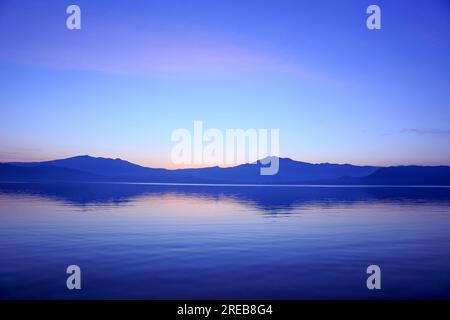 Alba al lago Tazawa Foto Stock