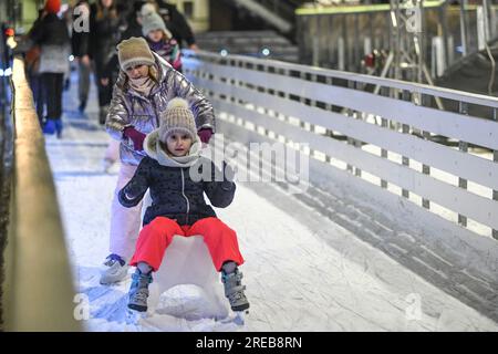 Sorelline pattinaggio su ghiaccio a Varazdin durante le vacanze invernali, Croazia Foto Stock