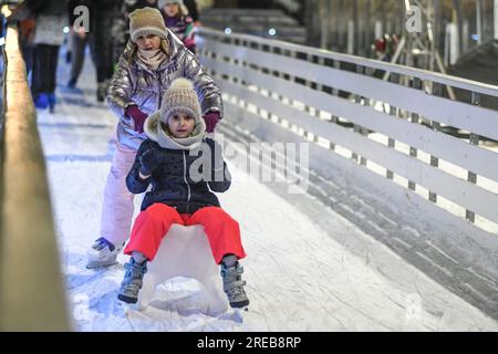 Sorelline pattinaggio su ghiaccio a Varazdin durante le vacanze invernali, Croazia Foto Stock