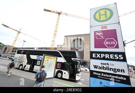 Stoccarda, Germania. 26 luglio 2023. Un autobus per il servizio di sostituzione ferroviario per la linea ferroviaria chiusa Stoccarda - Waiblingen si trova di fronte alla stazione di Stoccarda. Venerdì 28.07. Il servizio di sostituzione ferroviaria tra Stoccarda e Waiblingen termina dopo mesi di chiusura completa. Crediti: Bernd Weißbrod/dpa/Alamy Live News Foto Stock