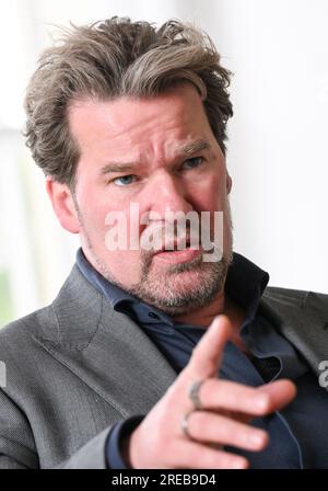 Berlino, Germania. 26 luglio 2023. Dirk Stettner (CDU), leader del gruppo parlamentare alla camera dei rappresentanti di Berlino, parla durante un'intervista del dpa nel suo ufficio. Stettner si è espresso a favore di un'azione coerente contro la violenza nelle piscine all'aperto. (Al dpa "violenza nelle piscine all'aperto - il leader del gruppo parlamentare della CDU chiede una lista di pericolo") credito: Jens Kalaene/dpa/Alamy Live News Foto Stock