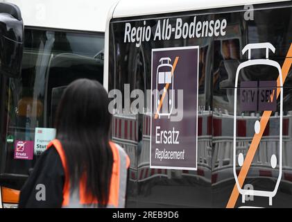 Stoccarda, Germania. 26 luglio 2023. Un autobus per il servizio di sostituzione ferroviario per la linea ferroviaria chiusa Stoccarda - Waiblingen si trova di fronte alla stazione di Stoccarda. Venerdì 28.07. Il servizio di sostituzione ferroviaria tra Stoccarda e Waiblingen termina dopo mesi di chiusura completa. Crediti: Bernd Weißbrod/dpa/Alamy Live News Foto Stock