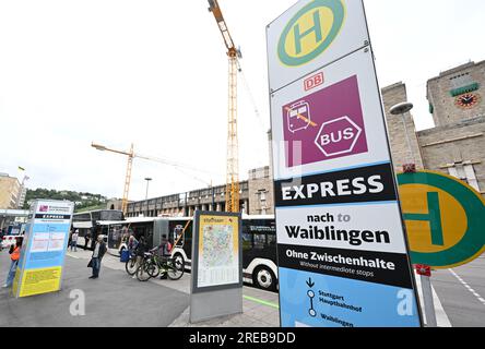 Stoccarda, Germania. 26 luglio 2023. Gli autobus per il servizio di sostituzione ferroviario per la linea ferroviaria chiusa Stoccarda - Waiblingen si trovano di fronte alla stazione di Stoccarda. Venerdì 28.07. Il servizio di sostituzione ferroviaria tra Stoccarda e Waiblingen termina dopo mesi di chiusura completa. Crediti: Bernd Weißbrod/dpa/Alamy Live News Foto Stock