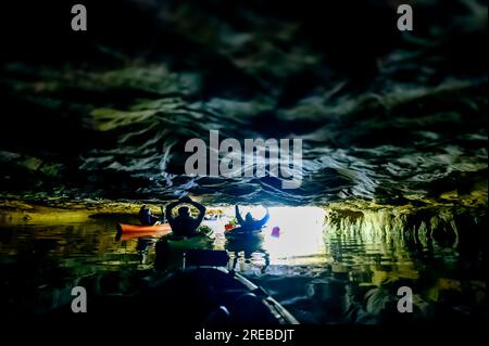 Fai un giro in kayak in una miniera sotterranea abbandonata di silice inondata d'acqua a Crystal City, Missouri. Foto Stock