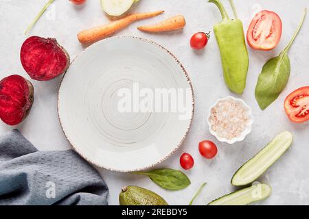 Cibo estetico, a base vegetale, Paleo, dieta a basso contenuto di carboidrati, Keto, Concetto FODMAP. Piatto bianco sulla tavola tra frutta e verdura. Foto Stock