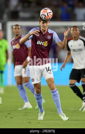 Orlando, Florida, USA. 26 luglio 2023. Il difensore dell'Aston Villa PAU TORRES (14) ottiene un colpo di testa durante la partita di Premier League Summer Series Fulham vs Aston Villa all'Exploria Stadium di Orlando, Florida, il 26 luglio 2023. (Immagine di credito: © Cory Knowlton/ZUMA Press Wire) SOLO USO EDITORIALE! Non per USO commerciale! Foto Stock