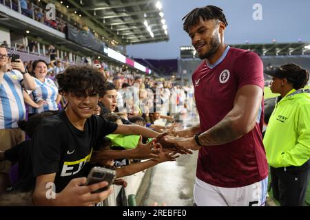 Orlando, Florida, USA. 26 luglio 2023. TYRONE MINGS, difensore dell'Aston Villa (5), saluta i tifosi dopo il riscaldamento prima della partita di Premier League Summer Series Fulham vs Aston Villa all'Exploria Stadium di Orlando, Florida, il 26 luglio 2023. (Immagine di credito: © Cory Knowlton/ZUMA Press Wire) SOLO USO EDITORIALE! Non per USO commerciale! Foto Stock