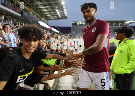 Orlando, Florida, USA. 26 luglio 2023. TYRONE MINGS, difensore dell'Aston Villa (5), saluta i tifosi dopo il riscaldamento prima della partita di Premier League Summer Series Fulham vs Aston Villa all'Exploria Stadium di Orlando, Florida, il 26 luglio 2023. (Immagine di credito: © Cory Knowlton/ZUMA Press Wire) SOLO USO EDITORIALE! Non per USO commerciale! Foto Stock