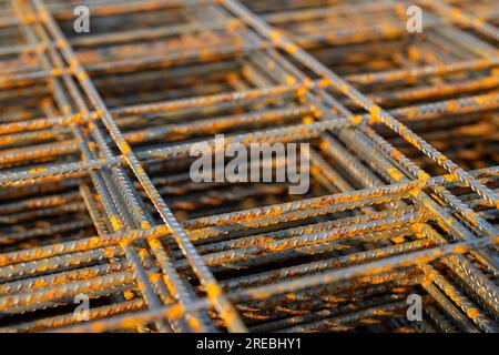 Pila di rete metallica saldata, WWM, pronta per essere installata all'interno di un modulo di calcestruzzo del marciapiede. Foto Stock