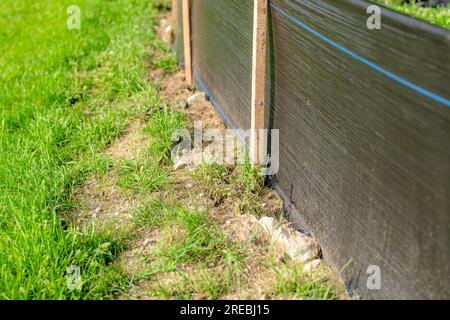 Tessuto Silt Fence con pali in legno installati prima dell'inizio della costruzione. Foto Stock