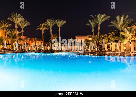 La piscina era molto bella e vuota e si trovava in una cornice ad angolo ampio in Egitto. Foto Stock