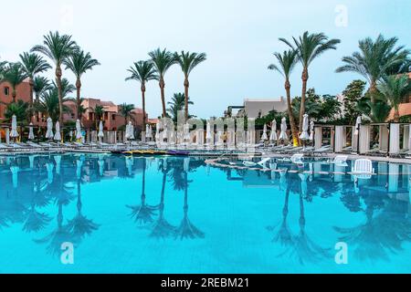 La piscina era molto bella e vuota e si trovava in una cornice ad angolo ampio in Egitto. Foto Stock