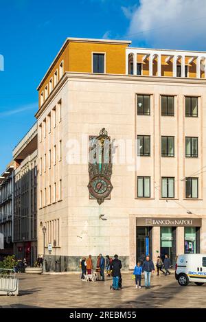 Lecce, 29 dicembre 2022: L'Orologio delle meraviglie, un orologio monumentale situato in Piazza Sant'Oronzo, montato sulle mura del Banco di Napoli Foto Stock