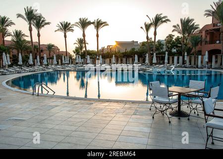 La piscina era molto bella e vuota e si trovava in una cornice ad angolo ampio in Egitto. Foto Stock