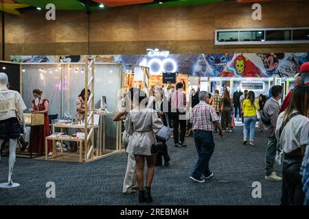 Medellin, Colombia. 26 luglio 2023. Appassionati e appassionati di moda partecipano alla fiera della moda "Colombia Moda 2023" a Medellin, Colombia, 26 luglio 2023. Foto di: Mario Toro Quintero/Long Visual Press Credit: Long Visual Press/Alamy Live News Foto Stock