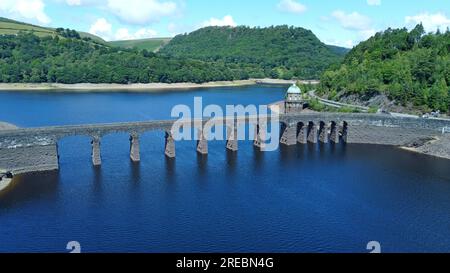 Vista droni della diga e del ponte di Garreg DDU, Caban-Coch Reservoir, Elan Valley, Rhayader, Galles Foto Stock