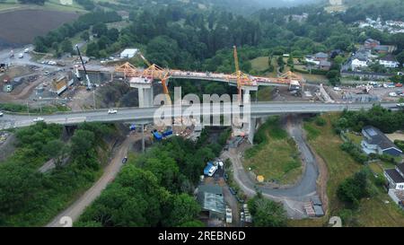 Lavori stradali sulla A465 Head of the Valleys Road a Merthyr Tydfil, costruzione di una doppia carreggiata e nuova rotatoria e ampliamento del viadotto Taf Fawr, giugno 2023 Foto Stock