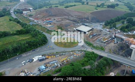 Lavori stradali sulla A465 Head of the Valleys Road a Merthyr Tydfil, costruzione di una doppia carreggiata e nuova rotatoria e ampliamento del viadotto Taf Fawr, giugno 2023 Foto Stock