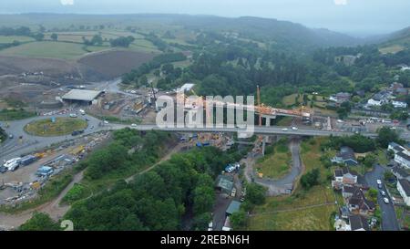 Lavori stradali sulla A465 Head of the Valleys Road a Merthyr Tydfil, costruzione di una doppia carreggiata e nuova rotatoria e ampliamento del viadotto Taf Fawr, giugno 2023 Foto Stock