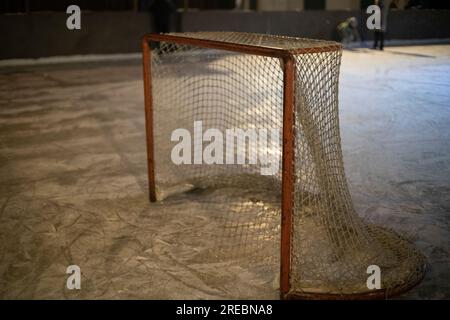 Cancello sul ghiaccio, a giocare a hockey. Punto di iniezione con mesh. Sport invernali. Foto Stock