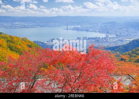 Foglie autunnali sul Monte Hieizan e l'area urbana di Otsu Foto Stock