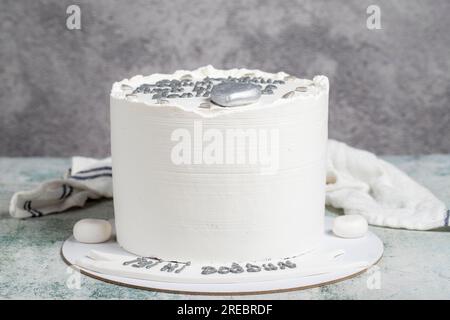 Torta di compleanno cremosa su sfondo grigio. Torta di compleanno appositamente progettata Foto Stock