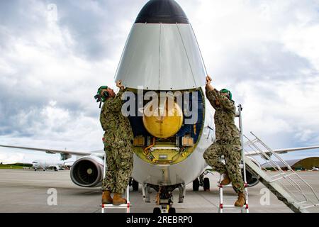 Royal Air Force Lossiemouth, Regno Unito. 15 luglio 2023. Aviation Electronics Technician 2nd Class Colton Berka, Left, and Aviation Electronics Technician 2nd Class Diego Olvera, assegnato al Golden Swordsmen of Patrol Squadron (VP) 47, esegue la manutenzione sul radar AN/APY-10 di un P-8A Poseidon alla Royal Air Force (RAF) Lossiemouth, 15 luglio 2023. VP-47 è attualmente schierato nella 6th Fleet degli Stati Uniti a sostegno delle operazioni navali per mantenere la stabilità e la sicurezza marittima al fine di garantire l'accesso, scoraggiare l'aggressione e difendere gli interessi degli Stati Uniti, degli alleati e dei partner. (Immagine di credito: © U.S. Marina Foto Stock