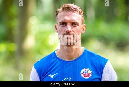 PRODUZIONE - 20 luglio 2023, Meclemburgo-Pomerania occidentale, Bad Doberan: Oliver Hüsing del FC Hansa Rostock. Foto: Jens Büttner/dpa - NOTA IMPORTANTE: In conformità ai requisiti della DFL Deutsche Fußball Liga e del DFB Deutscher Fußball-Bund, è vietato utilizzare o far utilizzare fotografie scattate nello stadio e/o della partita sotto forma di immagini di sequenza e/o serie di foto simili a video. Foto Stock