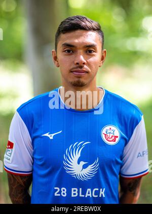 PRODUZIONE - 20 luglio 2023, Meclemburgo-Pomerania occidentale, Bad Doberan: John Patrick Strauß del FC Hansa Rostock. Foto: Jens Büttner/dpa - NOTA IMPORTANTE: In conformità ai requisiti della DFL Deutsche Fußball Liga e del DFB Deutscher Fußball-Bund, è vietato utilizzare o far utilizzare fotografie scattate nello stadio e/o della partita sotto forma di immagini di sequenza e/o serie di foto simili a video. Foto Stock