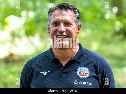 PRODUZIONE - 20 luglio 2023, Meclemburgo-Pomerania occidentale, Bad Doberan: Allenatore Rostock Alois Schwartz dell'FC Hansa Rostock. Foto: Jens Büttner/dpa - NOTA IMPORTANTE: In conformità ai requisiti della DFL Deutsche Fußball Liga e del DFB Deutscher Fußball-Bund, è vietato utilizzare o far utilizzare fotografie scattate nello stadio e/o della partita sotto forma di immagini di sequenza e/o serie di foto simili a video. Foto Stock