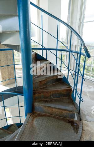 Scalinata metallica a spirale della torre di osservazione Suure Munamae in Estonia Foto Stock