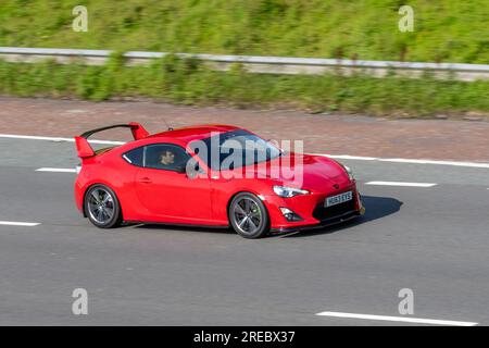 2013 Toyota Gt86 D-4S Boxer Red Car Coupe benzina 1998 cc; viaggia a velocità sostenuta sull'autostrada M6 a Greater Manchester, Regno Unito Foto Stock