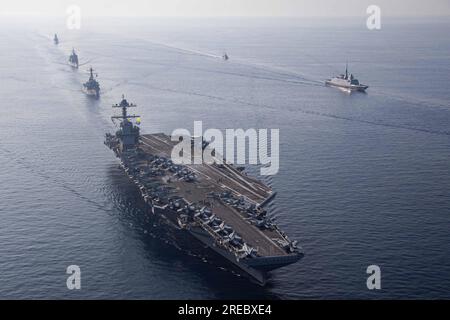 Al mare. 11 luglio 2023. Il Gerald R. Ford Carrier Strike Group naviga in formazione con le navi NATO durante un evento di navigazione integrato come parte del Neptune Strike, l'11 luglio 2023. Le navi includono la portaerei USS Gerald R. Ford, la fregata FS Languedoc della Marina francese, il cacciatorpediniere missilistico guidato USS Ramage, l'incrociatore missilistico guidato USS Normandy, il cacciatorpediniere missilistico guidato USS Thomas Hudner e la fregata missilistica guidata italiana ITS Carabiniere Credit: U.S. Navy/ZUMA Press Wire/ZUMAPRESS.com/Alamy Live News Foto Stock