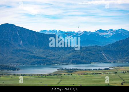 Germania. 14 luglio 2023. Tre Stati Uniti Air Force C-130J Super Hercules Aircraft, assegnato al 37th Airlift Squadron, Ramstein Air base, Germania, conduce voli a basso livello dopo il decollo da Ramstein AB durante una grande formazione interfly NATO, 14 luglio 2023. Il volo consisteva in un'uscita tattica di basso livello, interoperabilità della potenza aerea, operazioni radar e salti di linea saticline verso la Ramstein Air base Drop zone per aumentare l'interoperabilità con gli alleati statunitensi e tedeschi. Credito: USA Air Force/ZUMA Press Wire/ZUMAPRESS.com/Alamy Live News Foto Stock