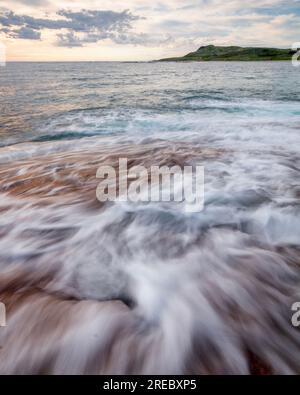 Onde che si riversano sulle rocce dell'oceano a Broughton Island Foto Stock