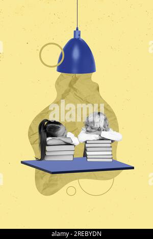 Collage verticale di due bambini con effetto bianco e nero si sono addormentati nella pila di pile sotto la luce della lampada isolata su sfondo beige Foto Stock